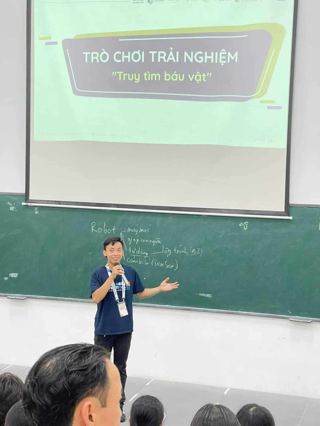 Việt Anh đã tổ chức nhiều buổi workshop STEAM, nơi chia sẻ kiến thức và kỹ năng về lập trình, robotics và tư duy sáng tạo cho các bạn sinh viên.