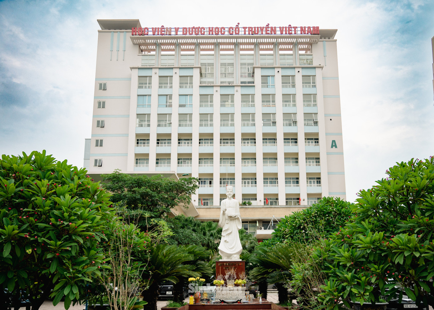 Giữa khuôn viên trường là bức tượng của Thiền sư Tuệ Tĩnh, biểu tượng của nền Y học Cổ truyền Việt Nam.