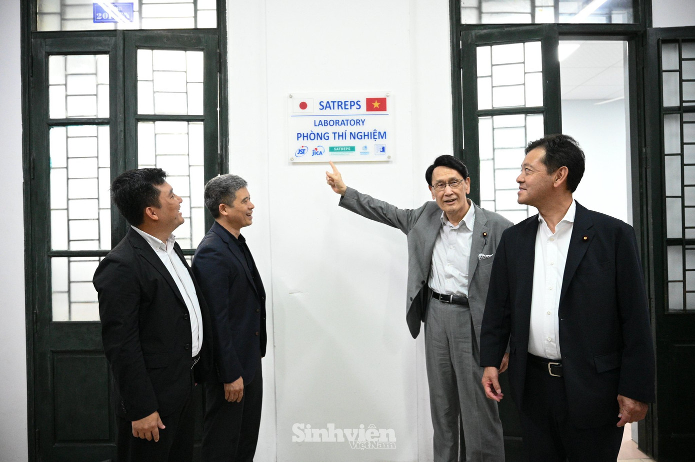 Ông Tokai Kisaburo và đoàn công tác đến tham quan Phòng thí nghiệm thuộc Dự án SATREPS. Ông Tokai Kisaburo và đoàn công tác đến tham quan Phòng thí nghiệm thuộc Dự án SATREPS.