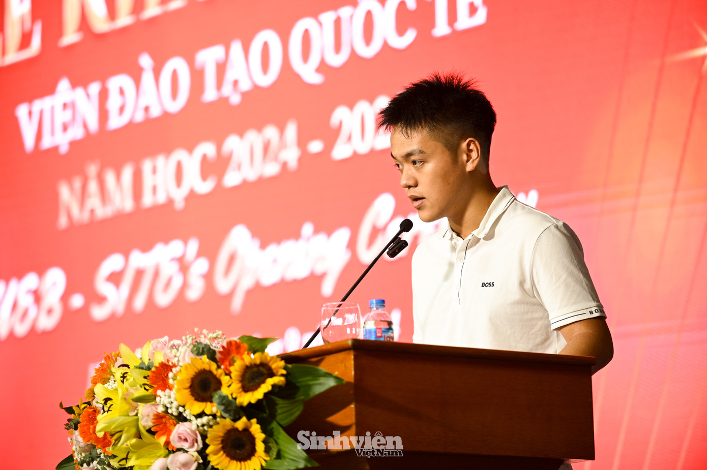 Thủ khoa Đinh Minh Đức đại diện cho các tân sinh viên chia sẻ tại buổi lễ.