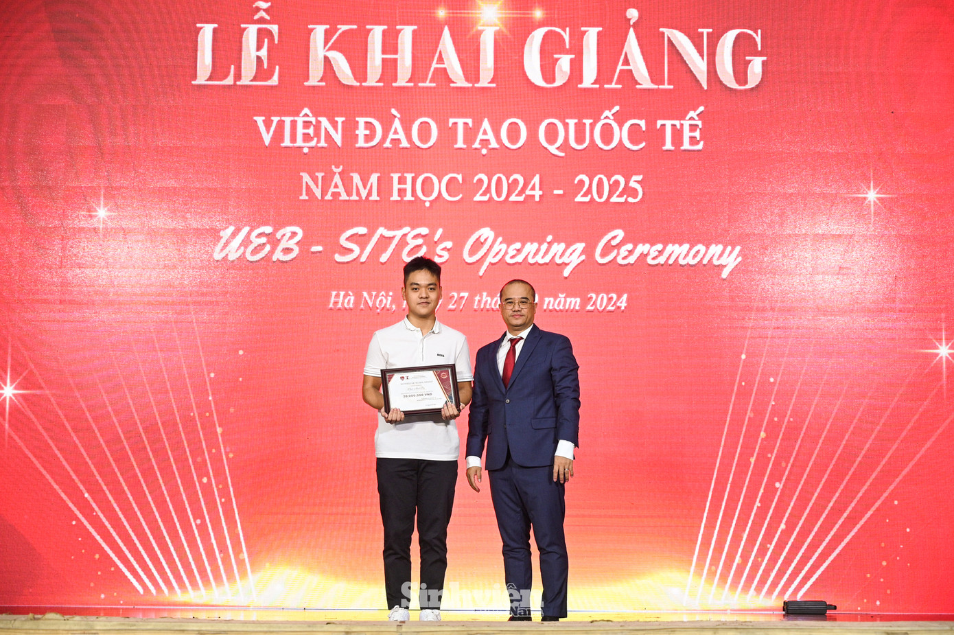 PGS.TS Nguyễn Trúc Lê trao học bổng Super Stars cho thủ khoa đầu vào Đinh Minh Đức. Minh Đức sở hữu thành tích học tập xuất sắc: điểm trung bình năm lớp 12 là 9.3, IELTS 8.0 và giải Nhất cấp Đại học Quốc gia Hà Nội môn tiếng Đức.