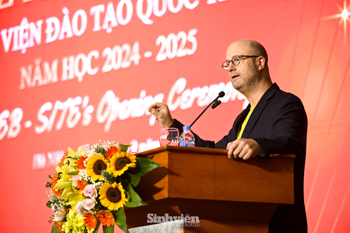 Ông Adam Sitkoff - Giám đốc điều hành Phòng Thương mại Hoa Kỳ lên giao lưu cùng sinh viên Viện Đào tạo Quốc tế.