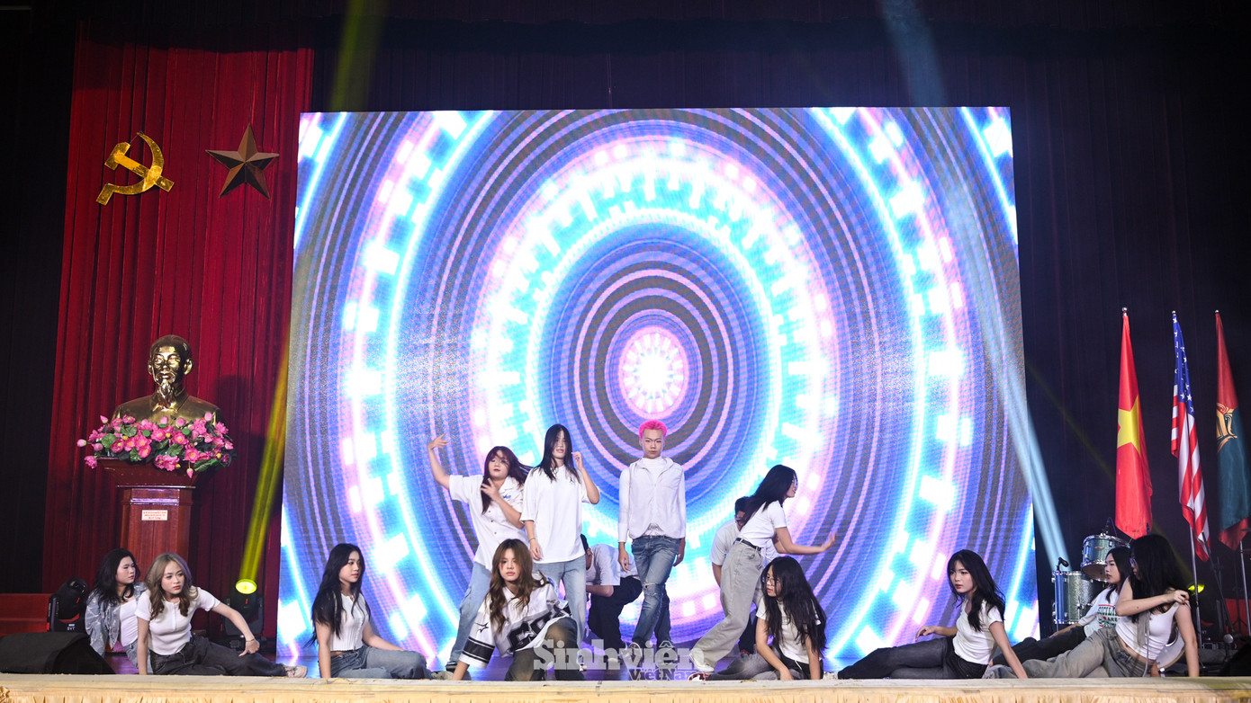 Tiết mục văn nghệ từ các tân sinh viên.