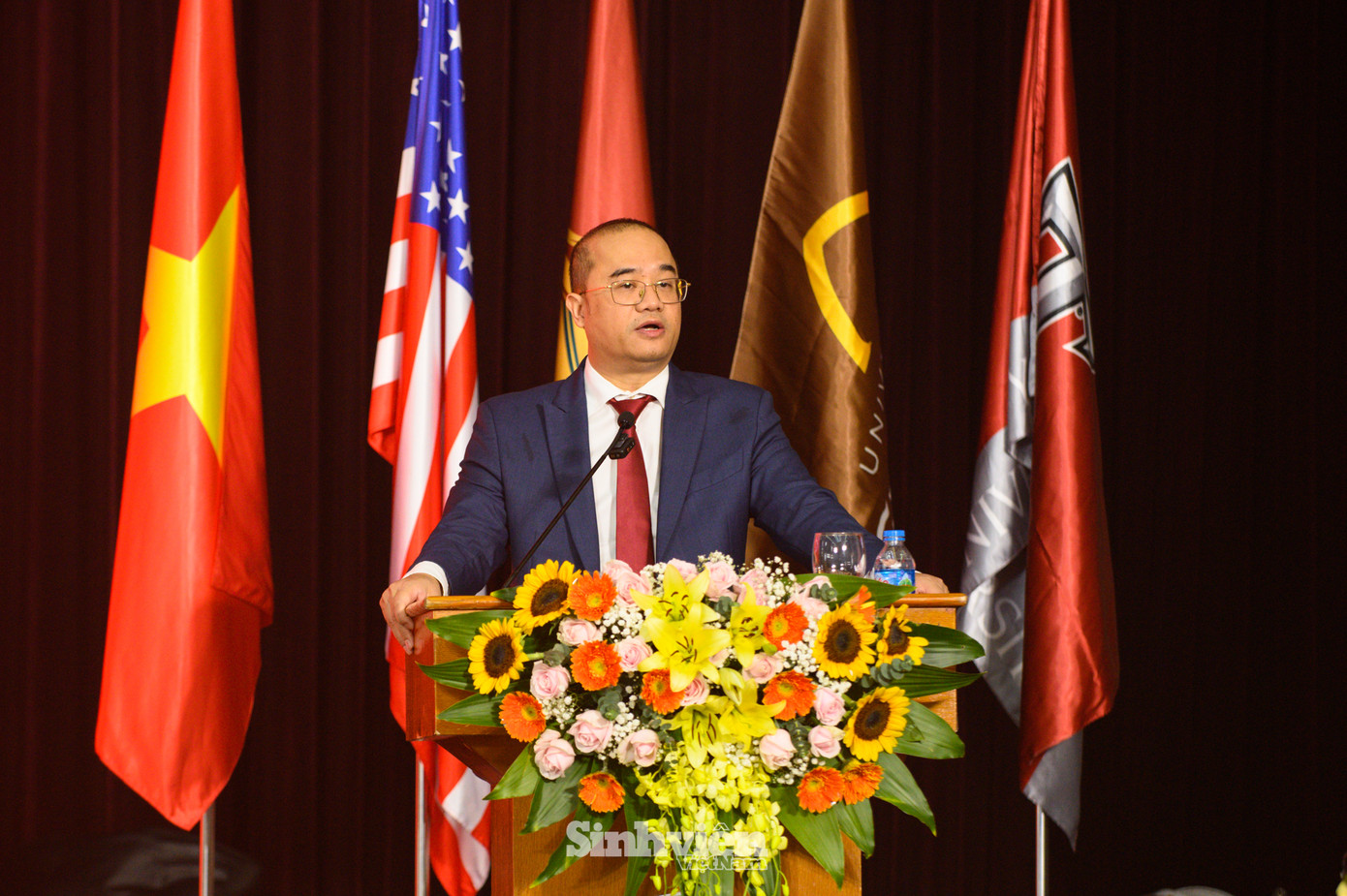 PGS. TS Nguyễn Trúc Lê - Bí thư Đảng uỷ, Chủ tịch Hội đồng trường đọc diễn văn, phát biểu khai mạc buổi lễ.