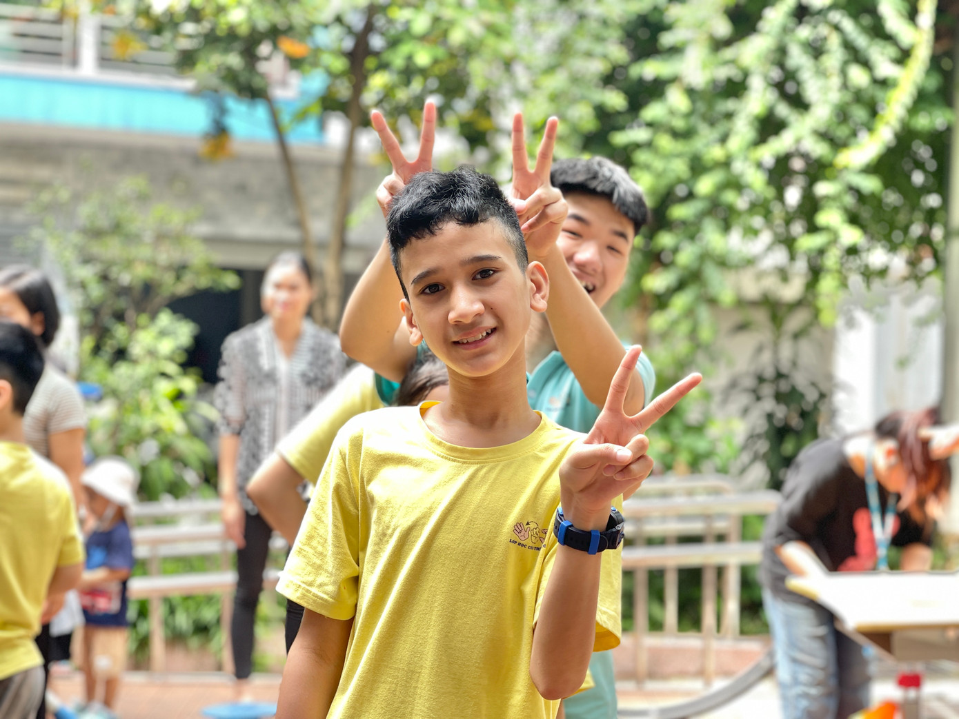 Các em học sinh tại Lớp học cho trẻ điếc C5. Các em học sinh ngồi đợi trước giờ khai mạc sự kiện “Mầm hạ”.