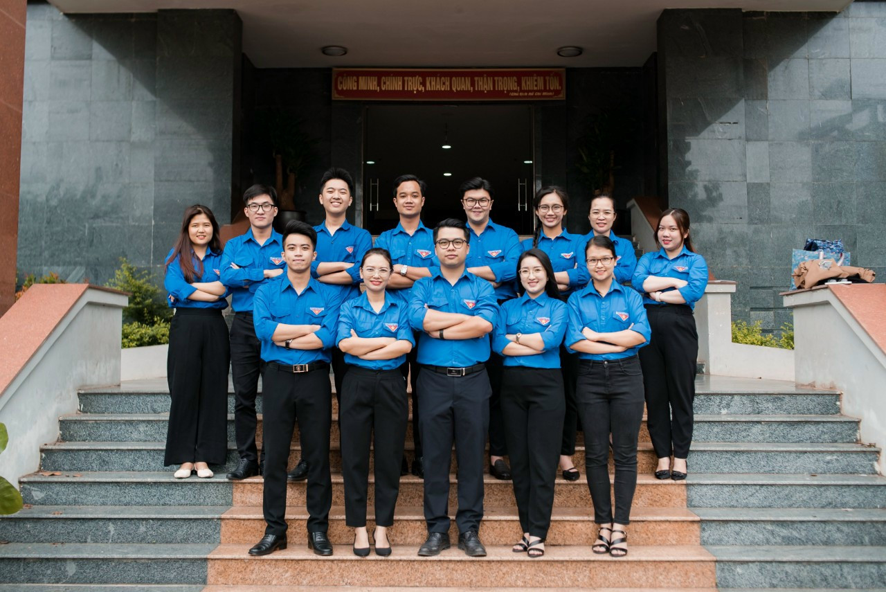 Hiền cùng Ban Chấp hành Đoàn trường Đại học Kiểm sát Hà Nội.