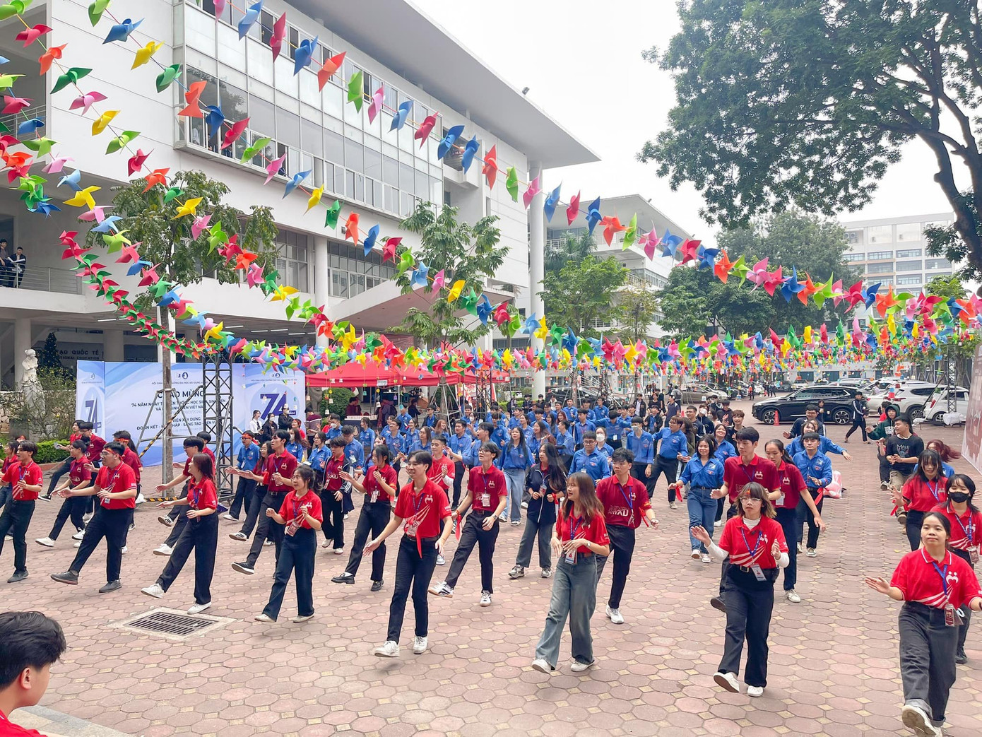 Sinh viên Trường Đại học Xây dựng Hà Nội luôn mang trong mình sự sáng tạo, nhiệt huyết, hội nhập. Sinh viên Trường Đại học Xây dựng Hà Nội luôn mang trong mình sự sáng tạo, nhiệt huyết, hội nhập.