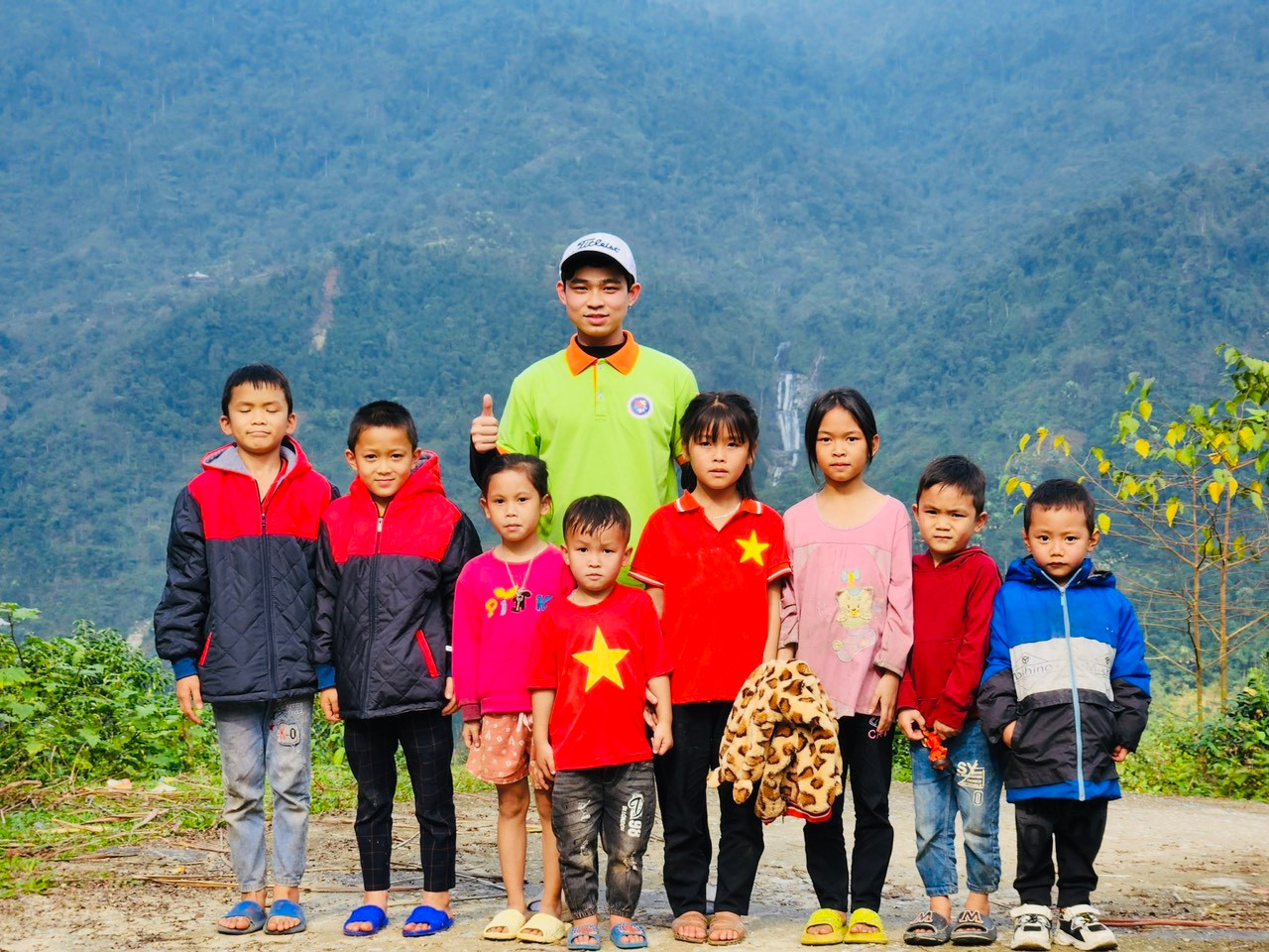 Mạnh thực hiện chương trình "Xuân hạnh phúc - Tết sẻ chia" tại Xín Mần, tỉnh Hà Giang.