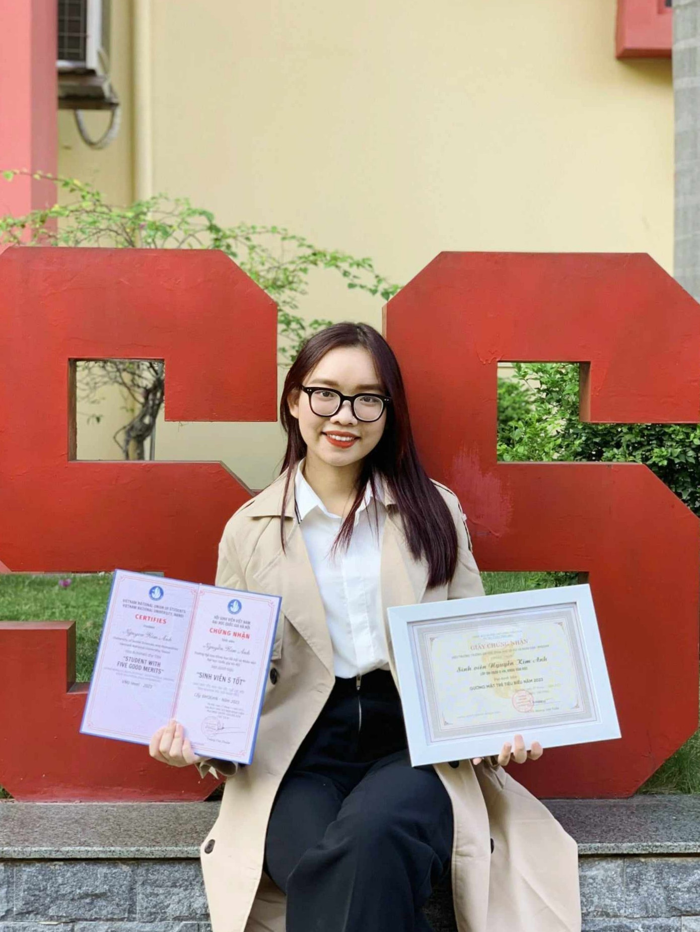 Kim Anh nhận giấy chứng nhận Sinh viên 5 tốt cấp Đại học Quốc gia Hà Nội và Gương mặt trẻ tiêu biểu cấp cơ sở năm 2023.