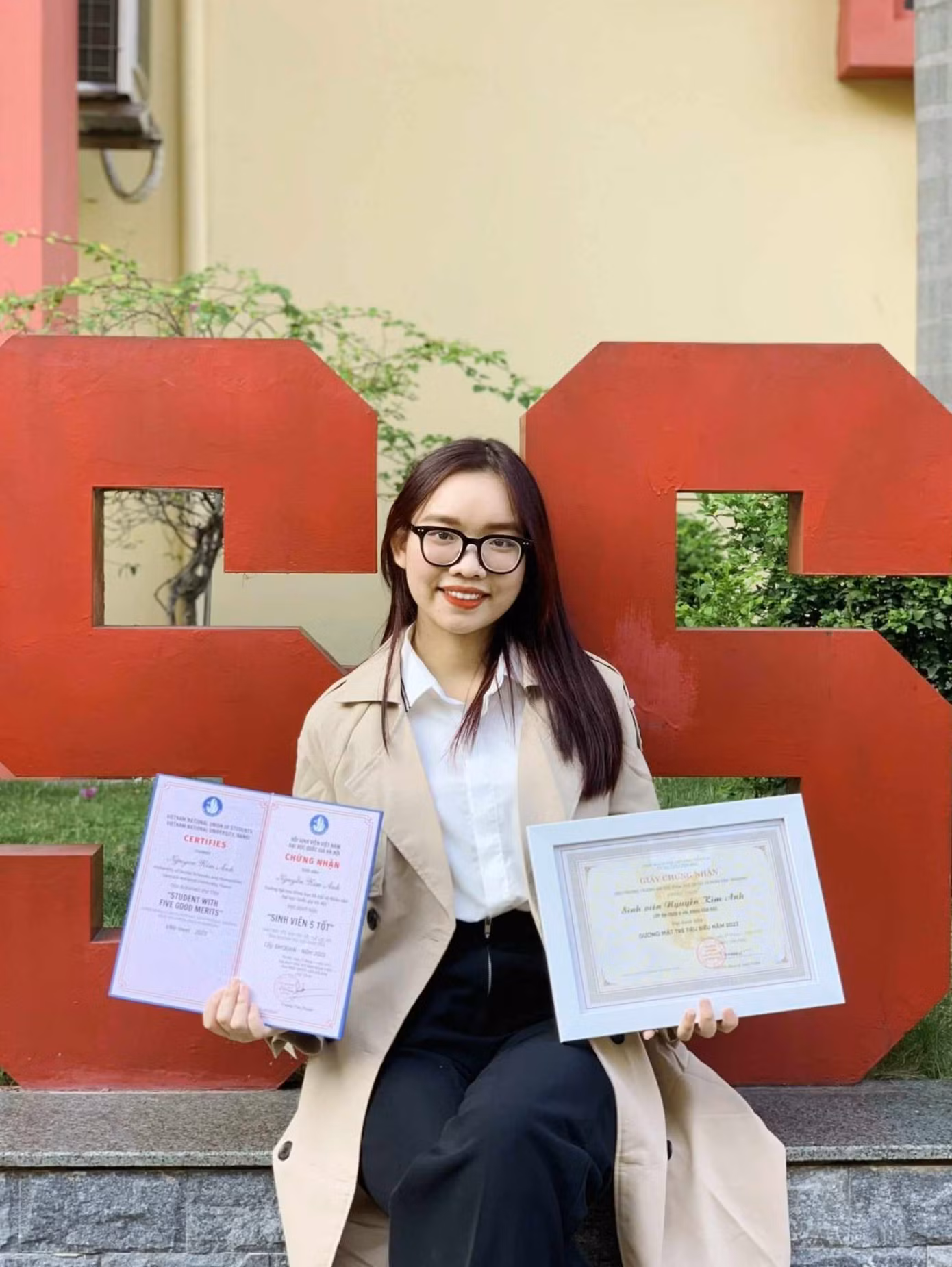 Kim Anh nhận giấy chứng nhận Sinh viên 5 tốt cấp Đại học Quốc gia Hà Nội và Gương mặt trẻ tiêu biểu cấp cơ sở năm 2023.