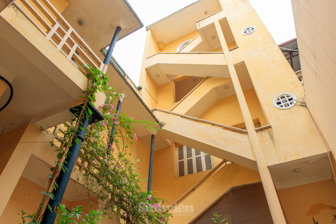 Ông Trịnh Văn Bô sau khi được thừa kế căn nhà từ người cha của mình đã cho tu sửa căn nhà theo phong cách kiến trúc hiện đại với 4 tầng, giếng trời. Tầng 1 là cửa hàng tơ lụa Phúc Lợi. Tầng 2, 3 là phòng khách, phòng ngủ, bếp. Tầng 4 là kho chứa hàng.