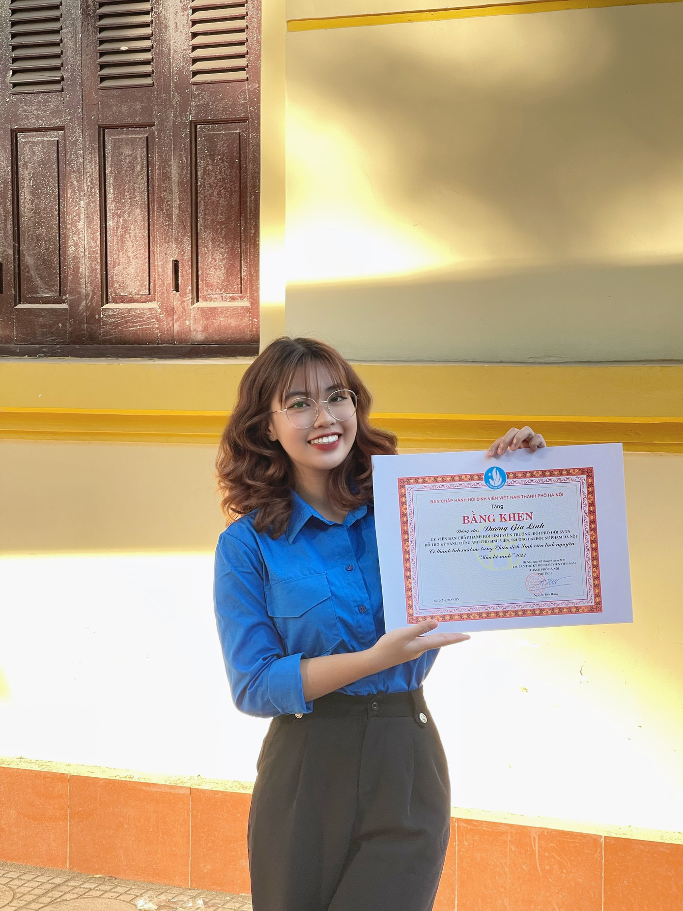 Dương Gia Linh là sinh viên năm cuối chuyên ngành Văn học, Trường Đại học Sư phạm Hà Nội. Dương Gia Linh là sinh viên năm cuối chuyên ngành Văn học, Trường Đại học Sư phạm Hà Nội.