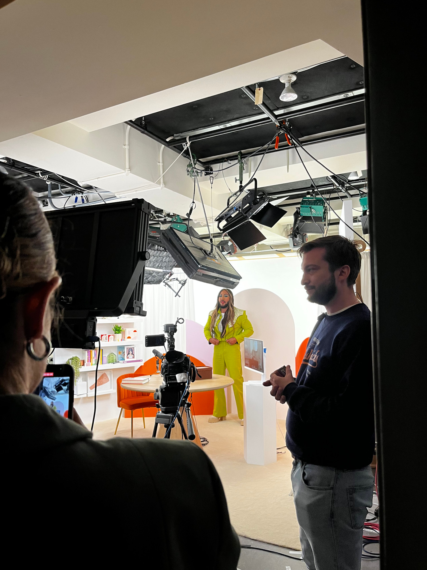 Tường Vi tại trường quay của Podcast The Beauty Of... cho khách hàng Ulta Beauty. Tường Vi tại trường quay của Podcast The Beauty Of... cho khách hàng Ulta Beauty.