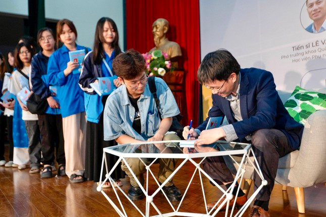 Diễn giả, nhà báo Nguyễn Tuấn Anh ký tặng cuốn Xây dựng thương hiệu cá nhân để tự bán mình với giá cao nhất cho sinh viên Học viện Phụ nữ Việt Nam. Diễn giả, nhà báo Nguyễn Tuấn Anh ký tặng cuốn Xây dựng thương hiệu cá nhân để tự bán mình với giá cao nhất cho sinh viên Học viện Phụ nữ Việt Nam.