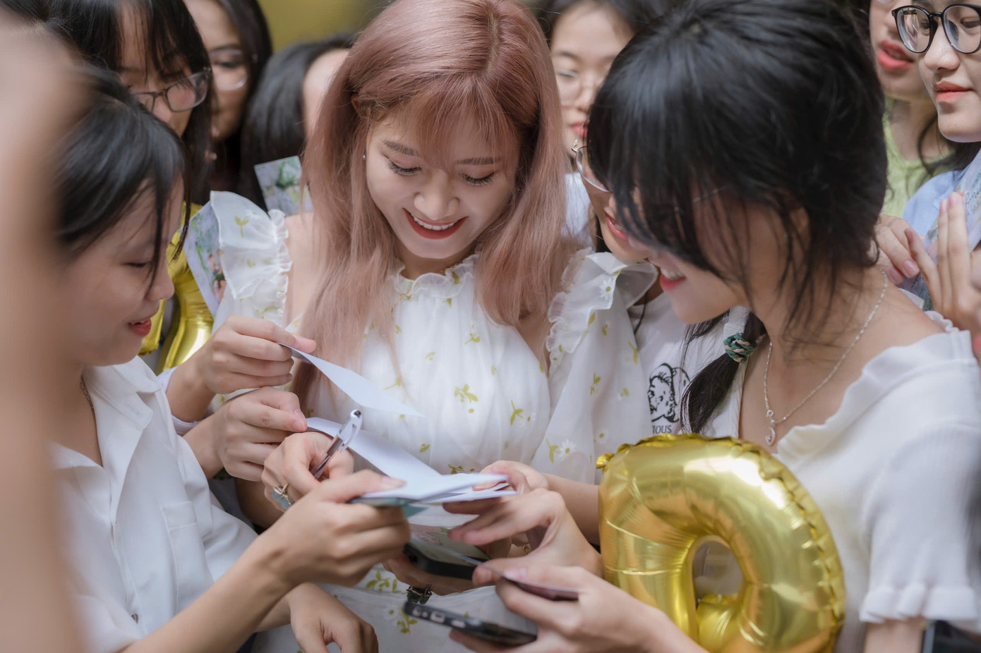 Cô giáo Trúc Linh cùng các bạn học sinh của Thưởng Thức Sách. Cô giáo Trúc Linh cùng các bạn học sinh của Thưởng Thức Sách.