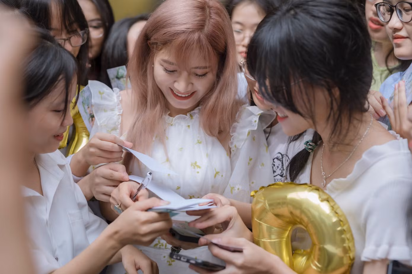 Cô giáo Trúc Linh cùng các bạn học sinh của Thưởng Thức Sách.