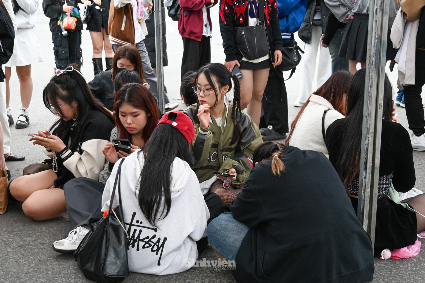 Nhiều bạn trẻ tranh thủ nghỉ tại chỗ, dặm lại lớp trang điểm.