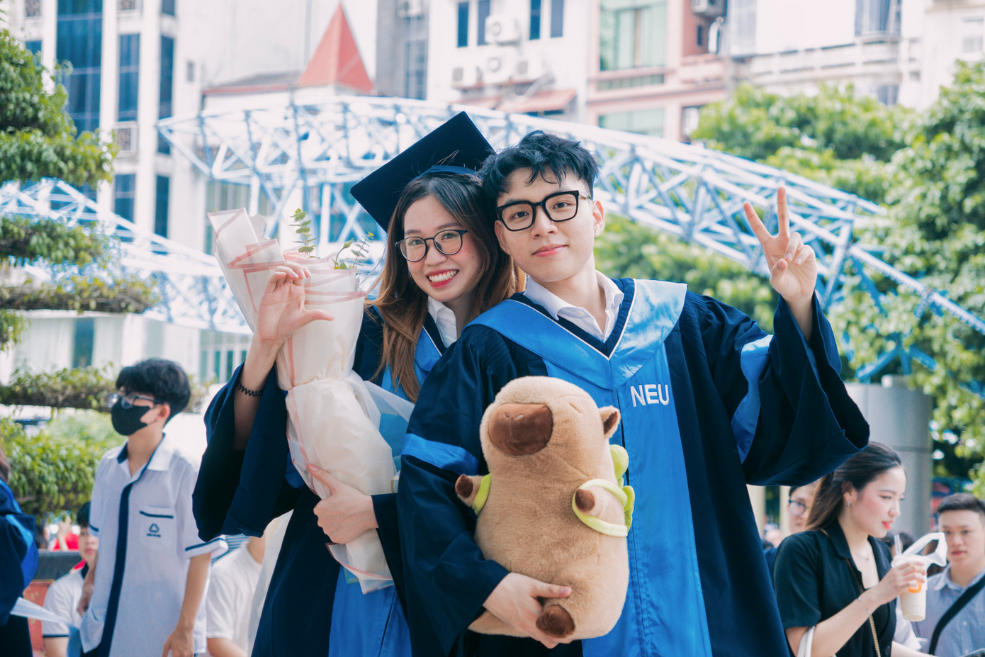 Mỹ Vân chụp ảnh cùng với các bạn trong lớp Quản trị Marketing CLC 62C. Mỹ Vân chụp ảnh cùng với các bạn trong lớp Quản trị Marketing CLC 62C.