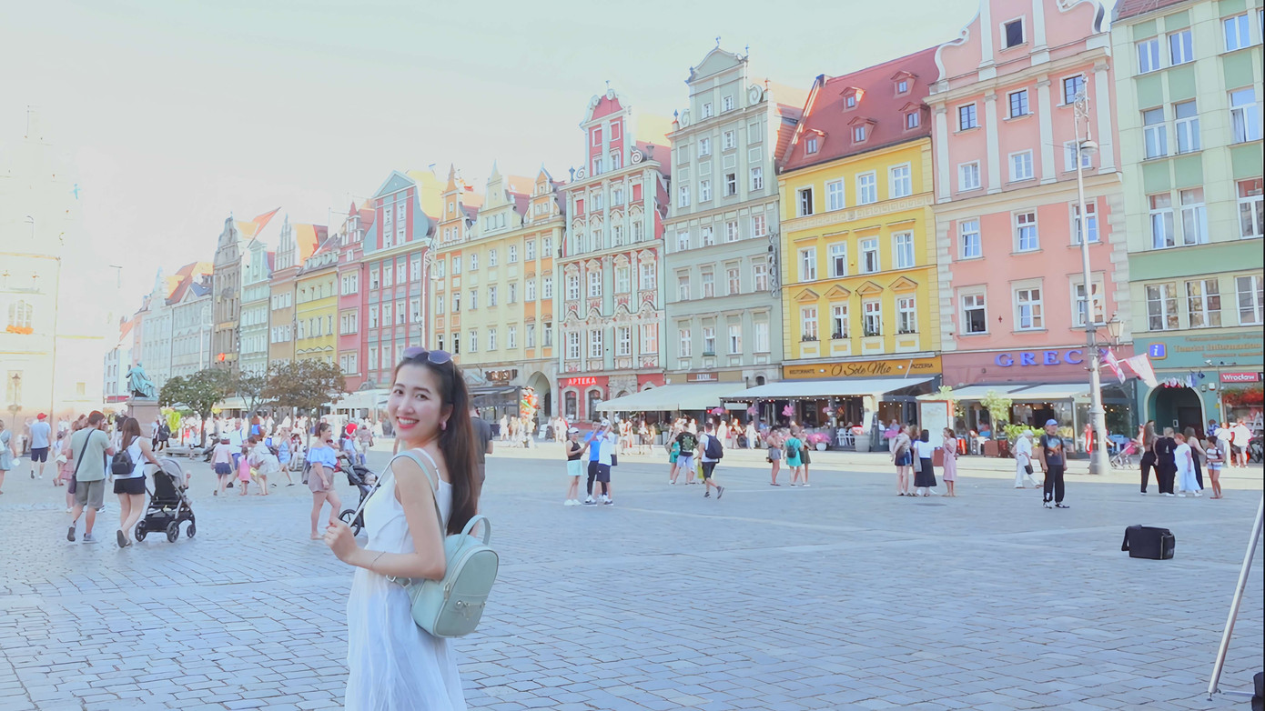 Ngân sở hữu một kênh youtube để ghi lại hành trình tuổi trẻ của mình. Ngân sở hữu một kênh youtube để ghi lại hành trình tuổi trẻ của mình.