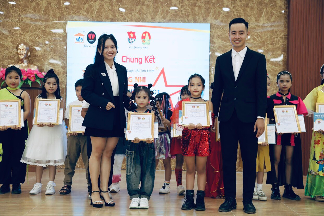 Thầy giáo 9X theo đuổi hành trình tri thức trẻ vì giáo dục, tài trợ cho chương trình phát triển tài năng nhí địa phương.