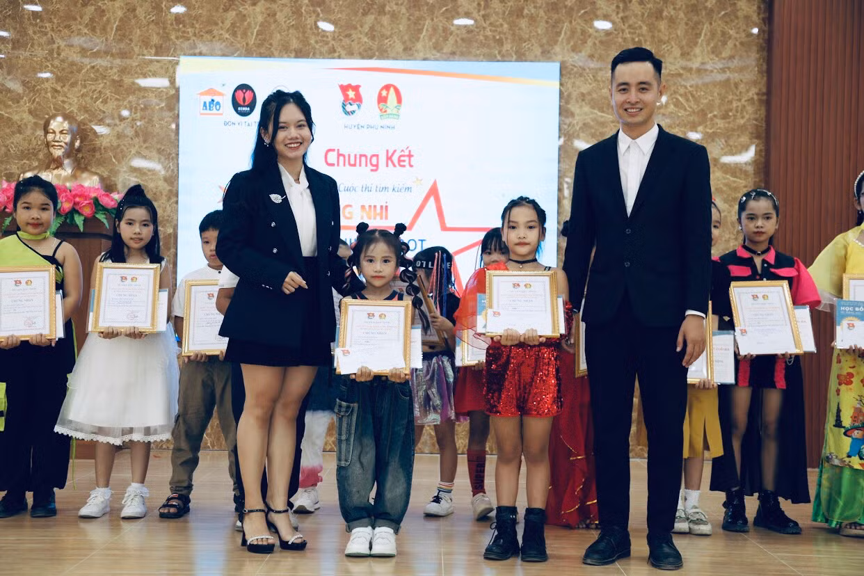 Thầy giáo 9X theo đuổi hành trình tri thức trẻ vì giáo dục, tài trợ cho chương trình phát triển tài năng nhí địa phương.