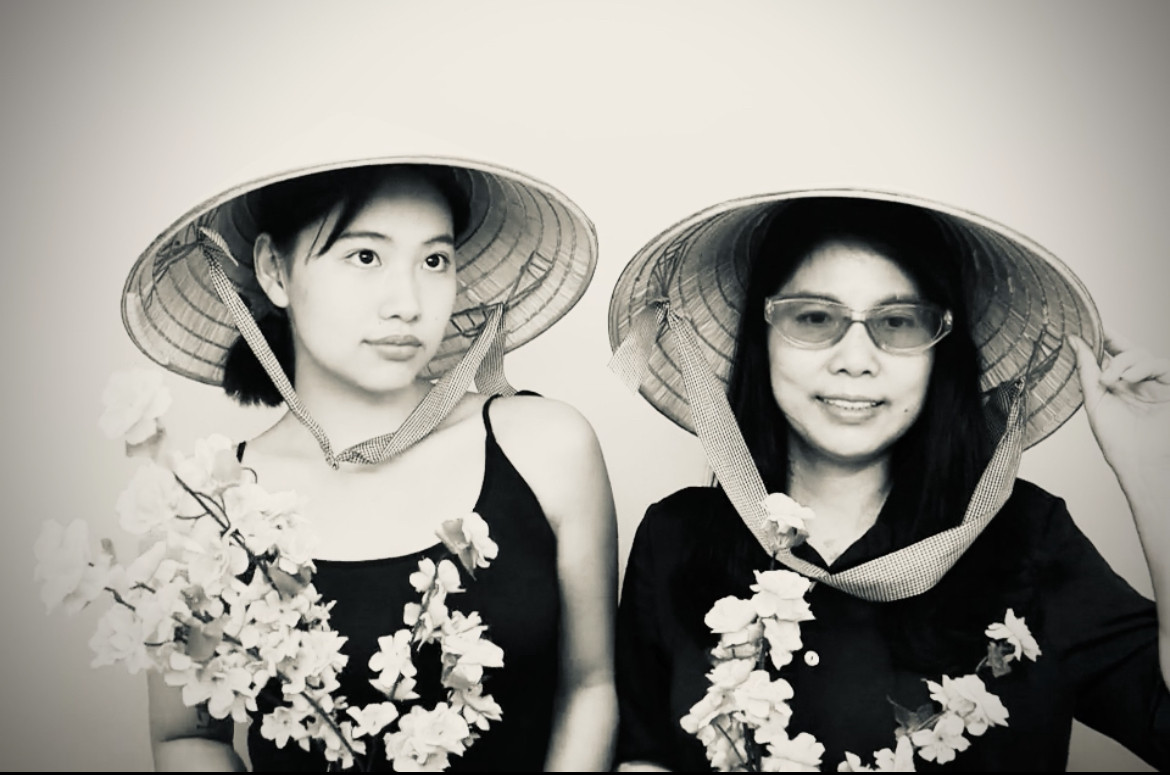 Linh Trang chụp ảnh cùng mẹ. Linh Trang chụp ảnh cùng mẹ.