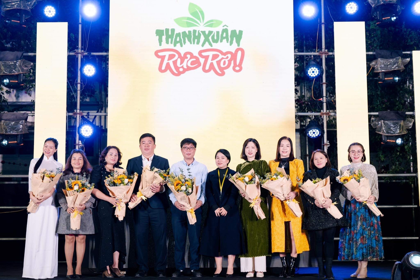 Đại diện lãnh đạo Trường Cao đẳng Sư phạm Trung ương tặng hoa Ban tổ chức và các mạnh thường quân.