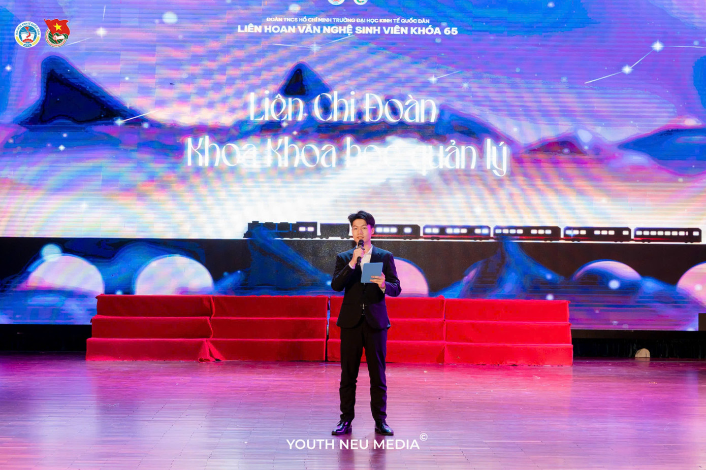 Nhật Quang là MC chương trình văn nghệ đầu khóa 65 của Đại học Kinh tế Quốc dân. Nhật Quang là MC chương trình văn nghệ đầu khóa 65 của Đại học Kinh tế Quốc dân.