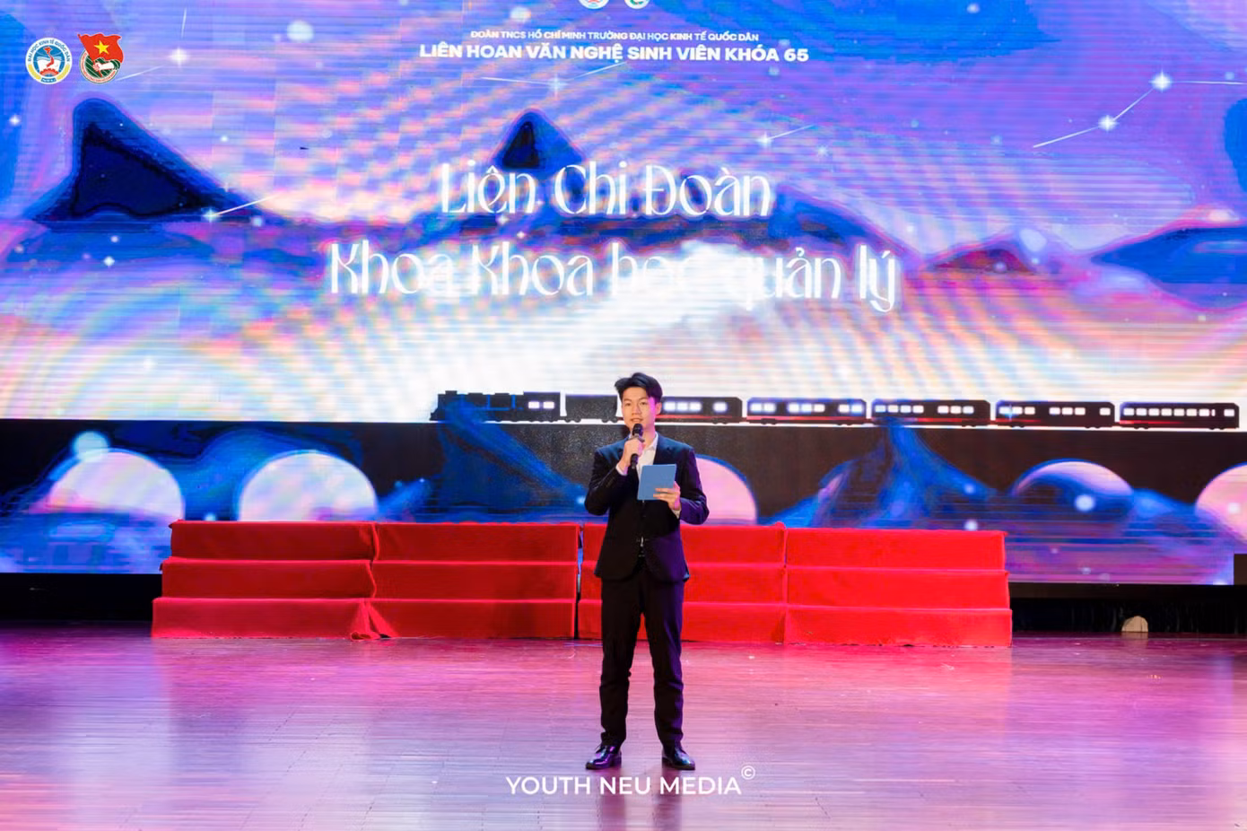 Nhật Quang là MC chương trình văn nghệ đầu khóa 65 của Đại học Kinh tế Quốc dân. Nhật Quang là MC chương trình văn nghệ đầu khóa 65 của Đại học Kinh tế Quốc dân.