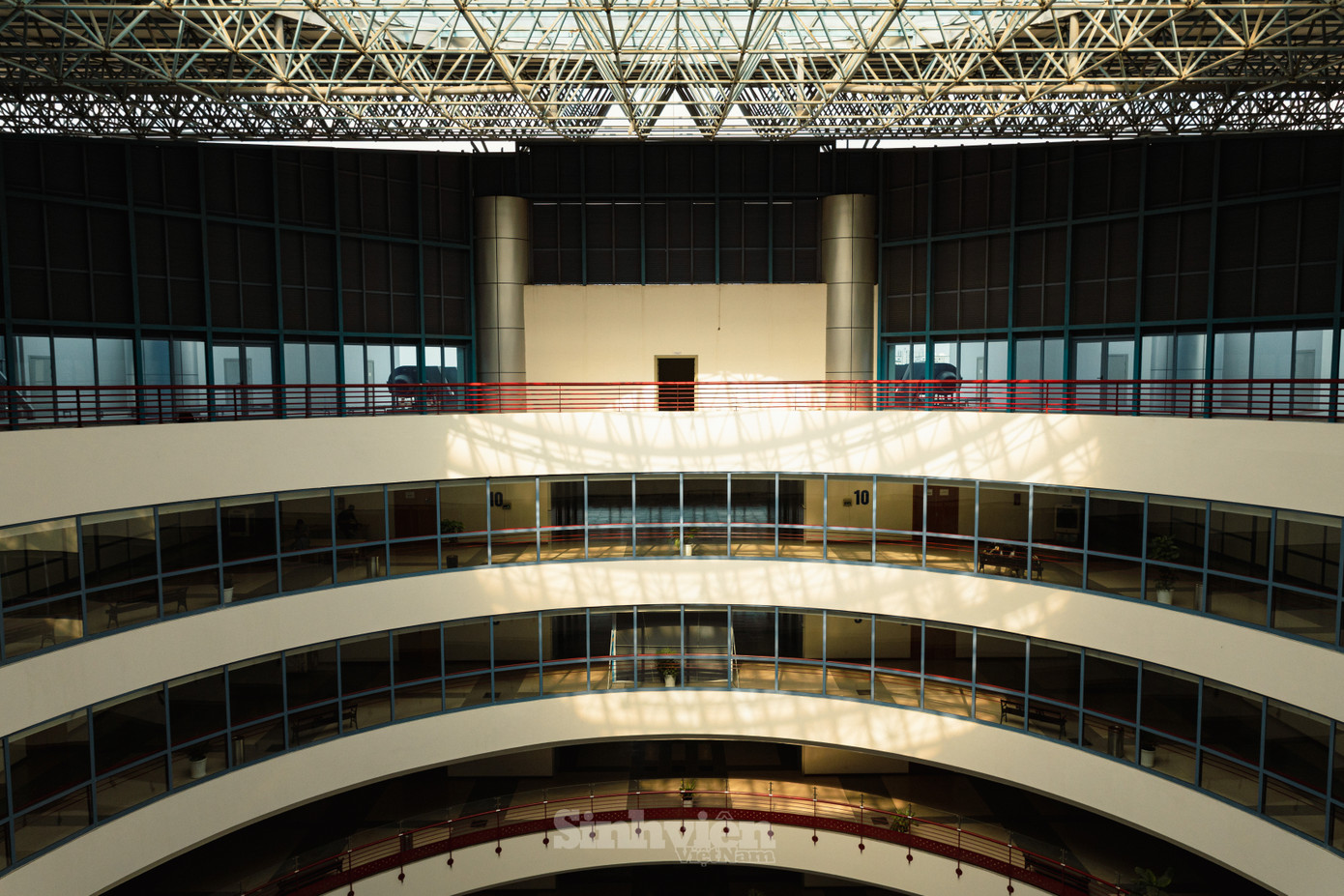 Cửa sổ trời "khổng lồ" đón ánh sáng tự nhiên.