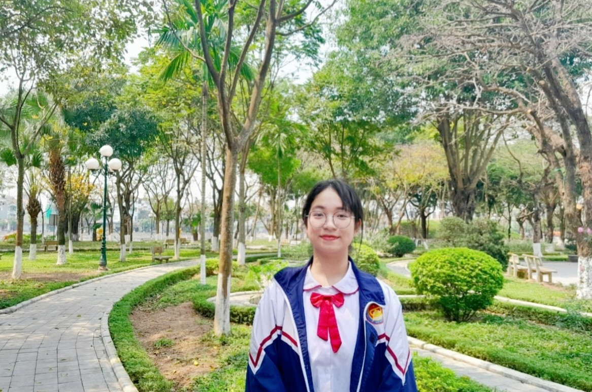 Khánh Giang trong màu áo trường THPT Chuyên Biên Hòa.