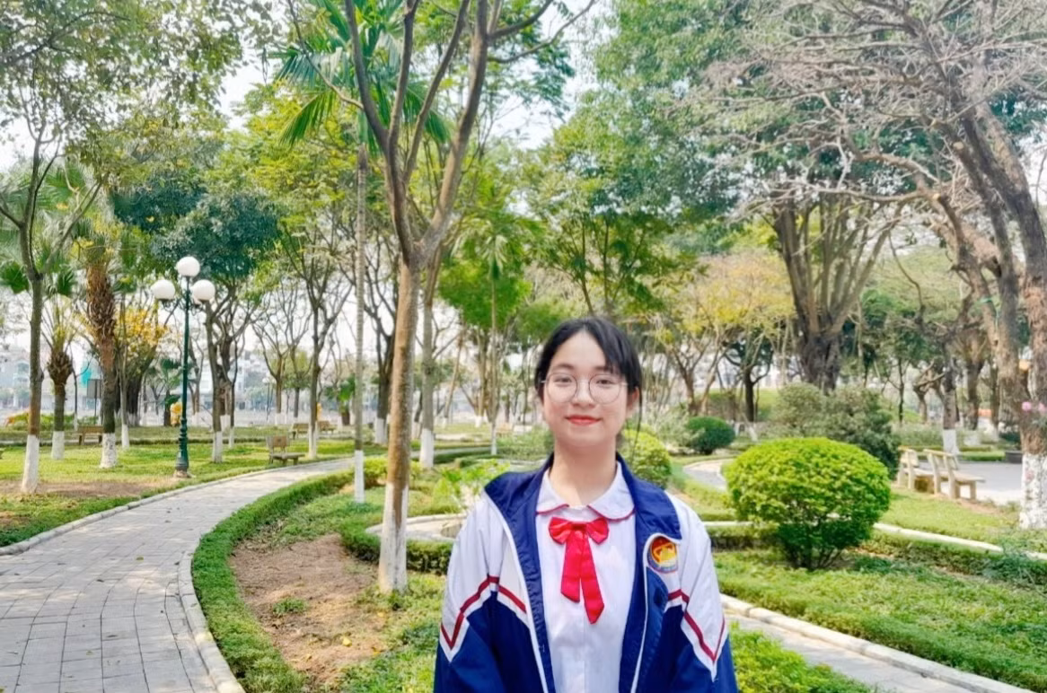 Khánh Giang trong màu áo trường THPT Chuyên Biên Hòa. Khánh Giang trong màu áo trường THPT Chuyên Biên Hòa.
