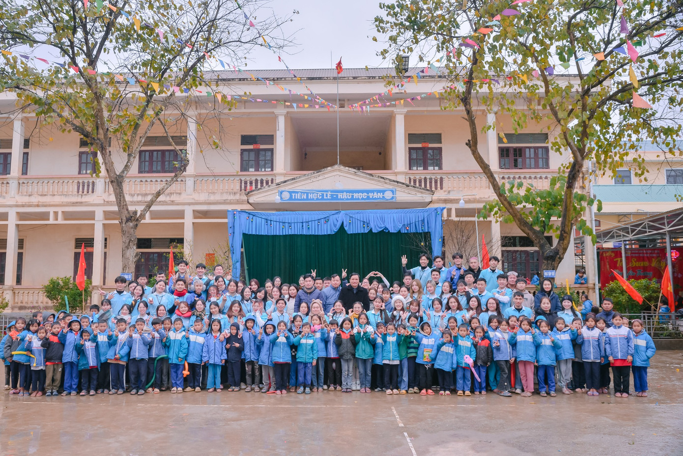 Hàng trăm suất quà được trao tặng tới các em nhỏ vùng cao thông qua chương trình “Sưởi Ấm Vùng Cao 2023 - Xuân Tình Nguyện 2024”. Hàng trăm suất quà được trao tặng tới các em nhỏ vùng cao thông qua chương trình “Sưởi Ấm Vùng Cao 2023 - Xuân Tình Nguyện 2024”.