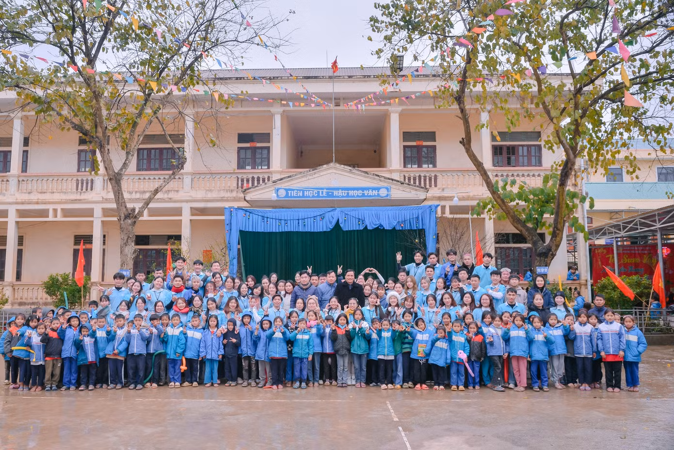 Hàng trăm suất quà được trao tặng tới các em nhỏ vùng cao thông qua chương trình “Sưởi Ấm Vùng Cao 2023 - Xuân Tình Nguyện 2024”.