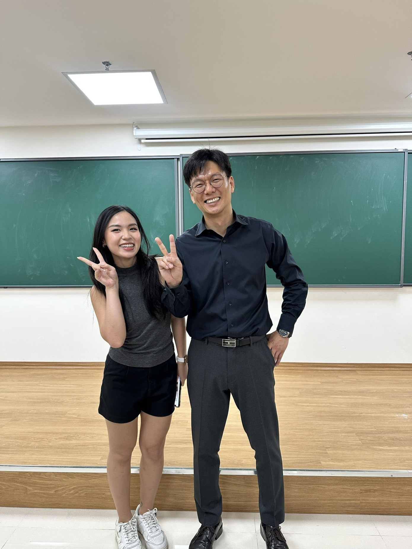 Kiều Hoàng Nhật Linh đã nhận được sự hỗ trợ từ thầy cô Đại học Troy trong quá trình nộp học bổng Thạc sĩ. Kiều Hoàng Nhật Linh đã nhận được sự hỗ trợ từ thầy cô Đại học Troy trong quá trình nộp học bổng Thạc sĩ.