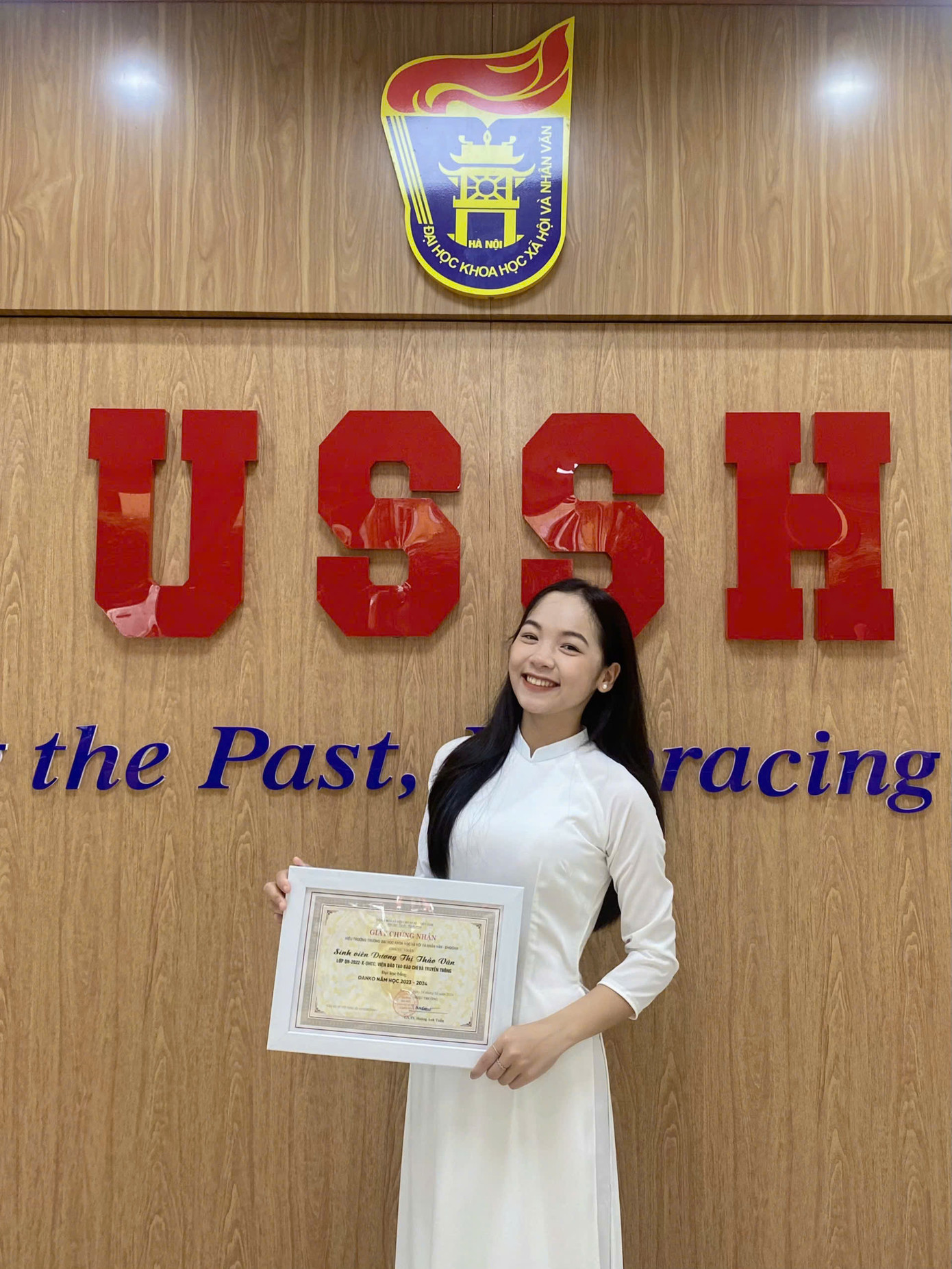 Dương Thị Thảo Vân nhận học bổng Danko của nhà trường.