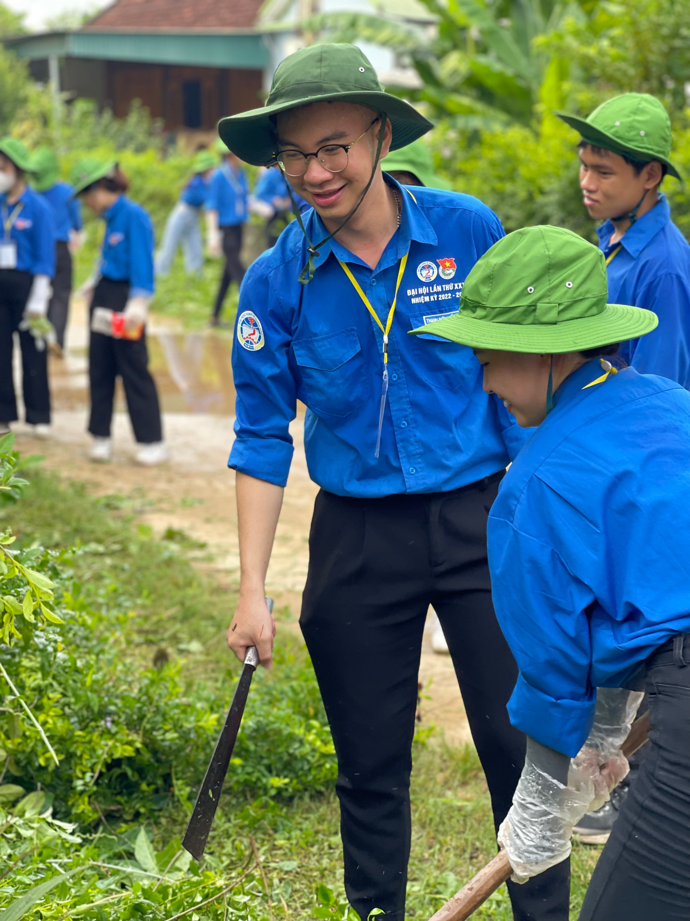 Quốc Huy tham gia hoạt động Chủ Nhật xanh trong Chiến dịch tình nguyện Hè "Dải nắng miền cao".