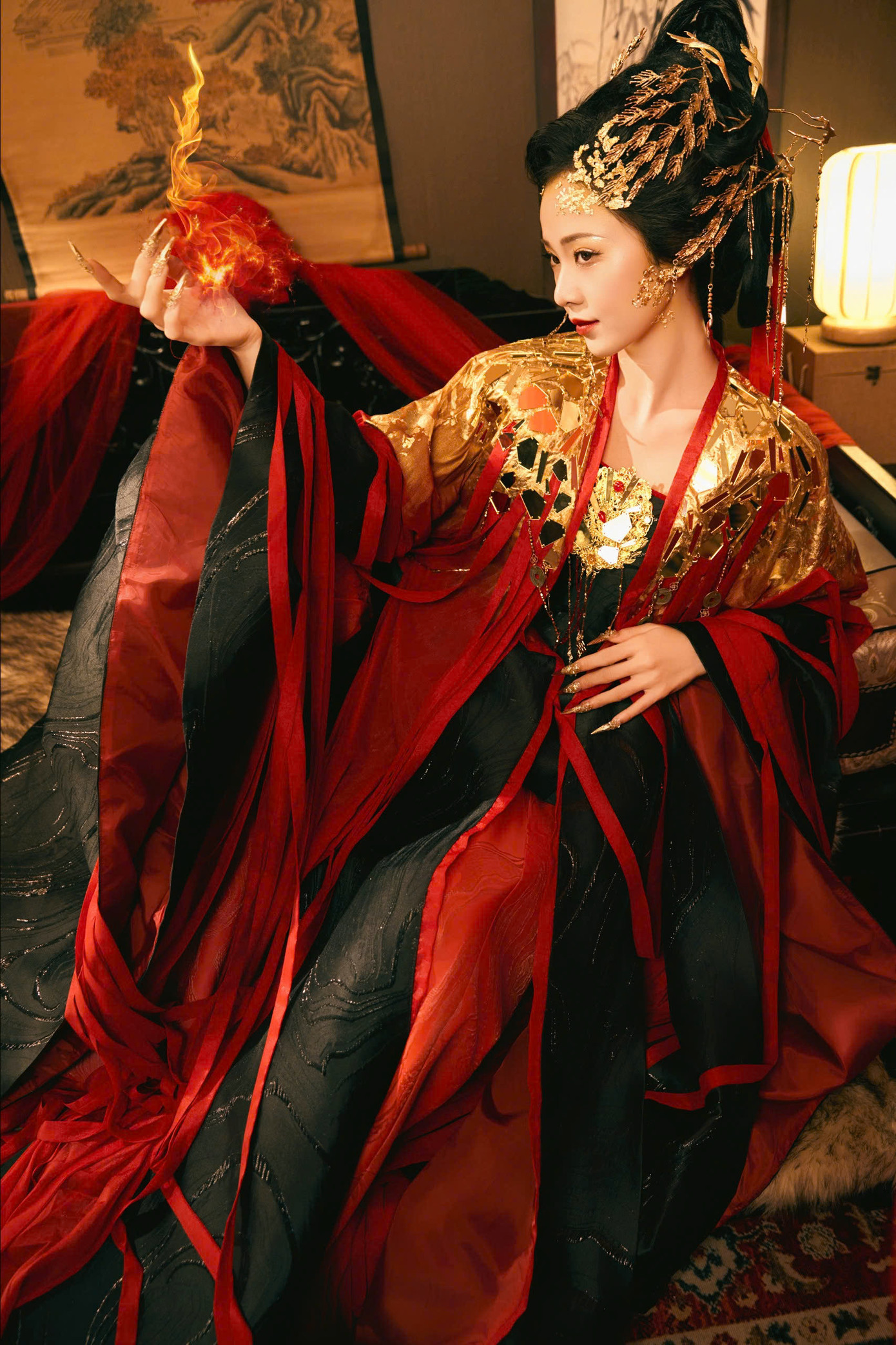 Qua mỗi khung hình, Hồ Phương Linh tái hiện thần thái mạnh mẽ và nét quyến rũ của nhân vật Kính Yêu, khiến khán giả không thể rời mắt.