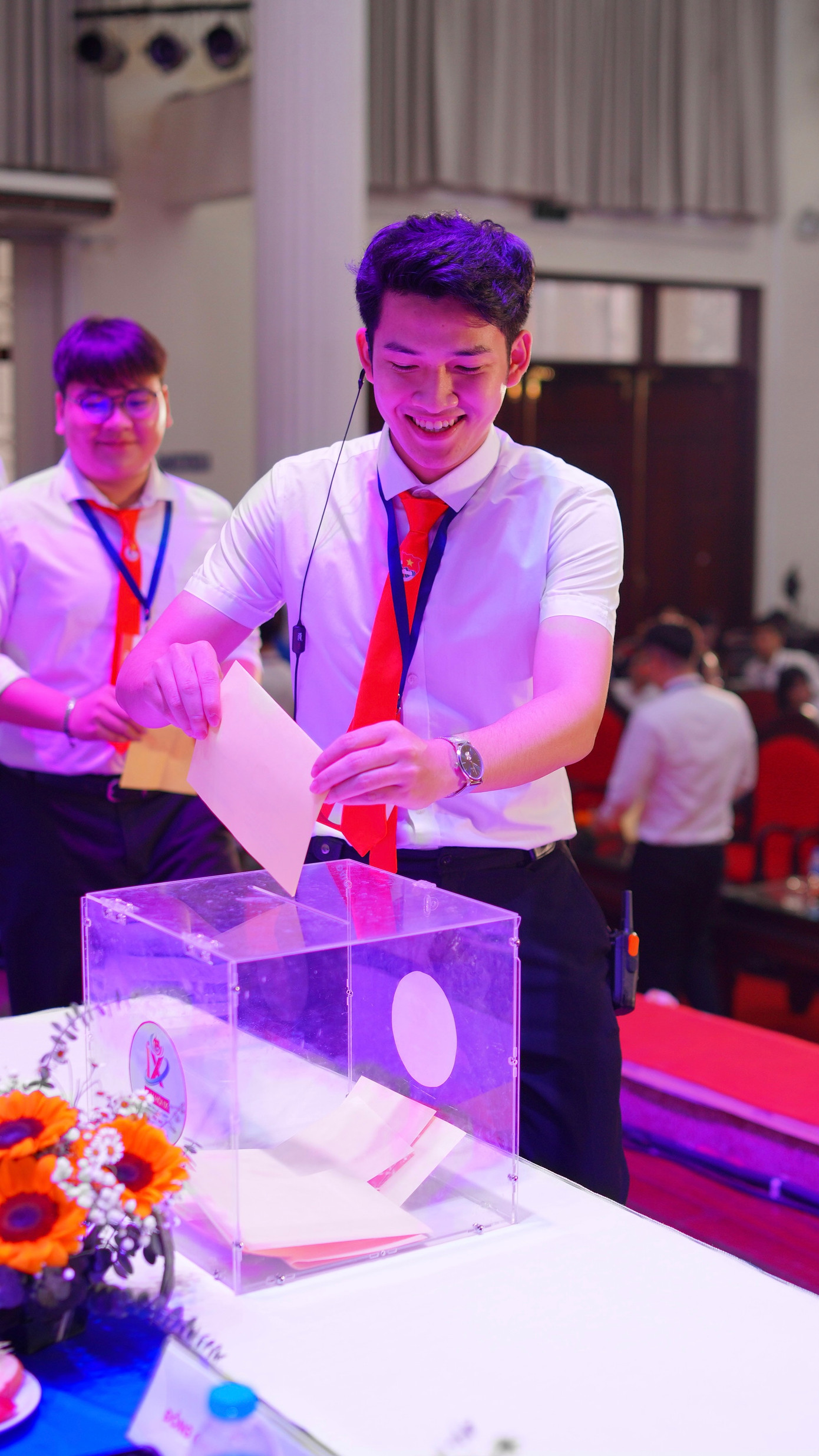 Lê Hoàng tham gia bỏ phiếu tại Đại hội IX Trường Quốc tế, thuộc Đại học Quốc gia Hà Nội, đóng góp tiếng nói của mình vào sự phát triển của nhà trường. Lê Hoàng tham gia bỏ phiếu tại Đại hội IX Trường Quốc tế, thuộc Đại học Quốc gia Hà Nội, đóng góp tiếng nói của mình vào sự phát triển của nhà trường.