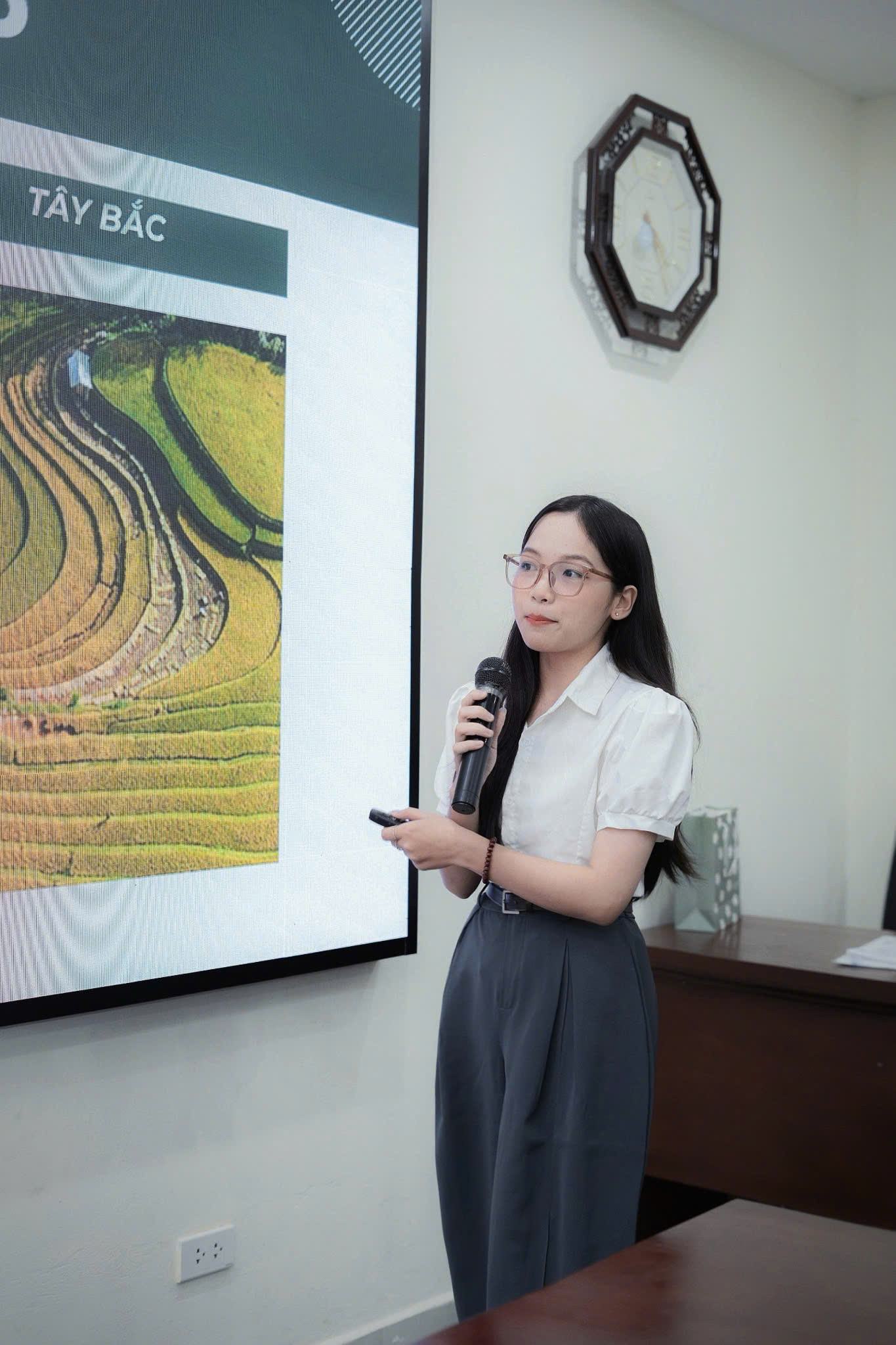 Thảo Vân thuyết trình dự án khởi nghiệp trong cuộc thi Tìm kiếm ý tưởng khởi nghiệp Nhân Văn xanh.