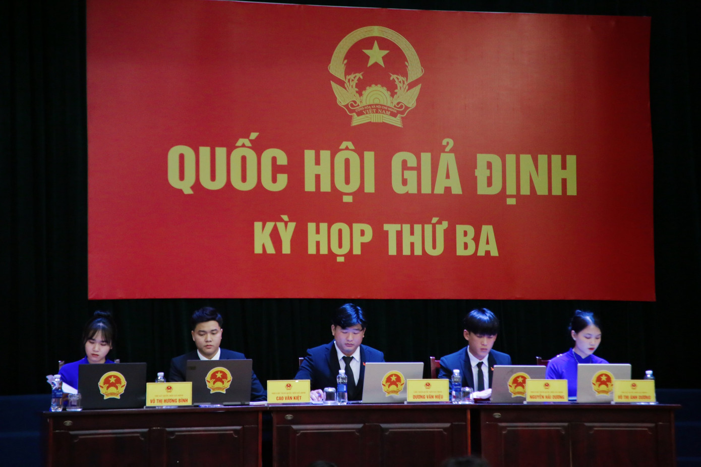 Dương (thứ 2 từ phải sang) tại Quốc hội giả định - Kỳ họp thứ ba trong vai Phó Chủ tịch Quốc hội giả định.