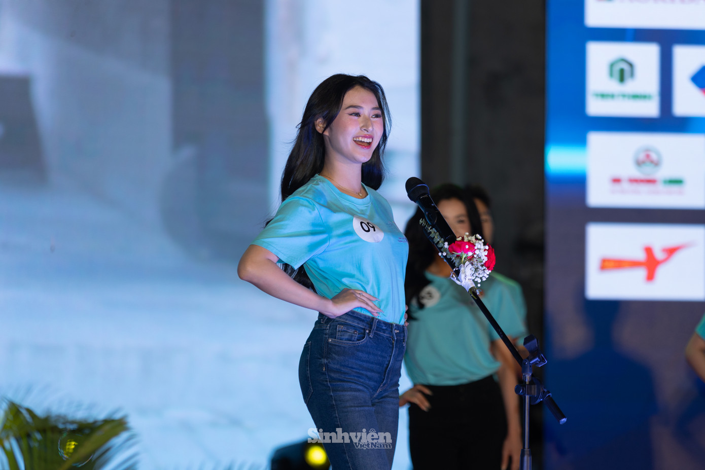 Tân Nam vương Quốc Dũng (SBD 30) và tân Hoa khôi Trâm Anh (SBD 09) tại phần thi đồng diễn, chào hỏi.