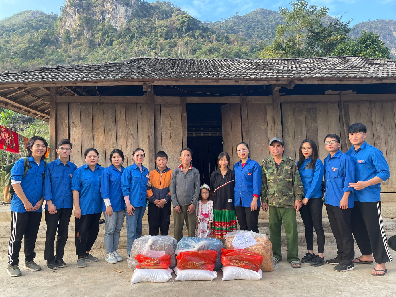 Minh Tú (thứ hai từ trái sang) vui và hạnh phúc khi được đóng góp sức trẻ cho hoạt động tình nguyện. Minh Tú (thứ hai từ trái sang) vui và hạnh phúc khi được đóng góp sức trẻ cho hoạt động tình nguyện.