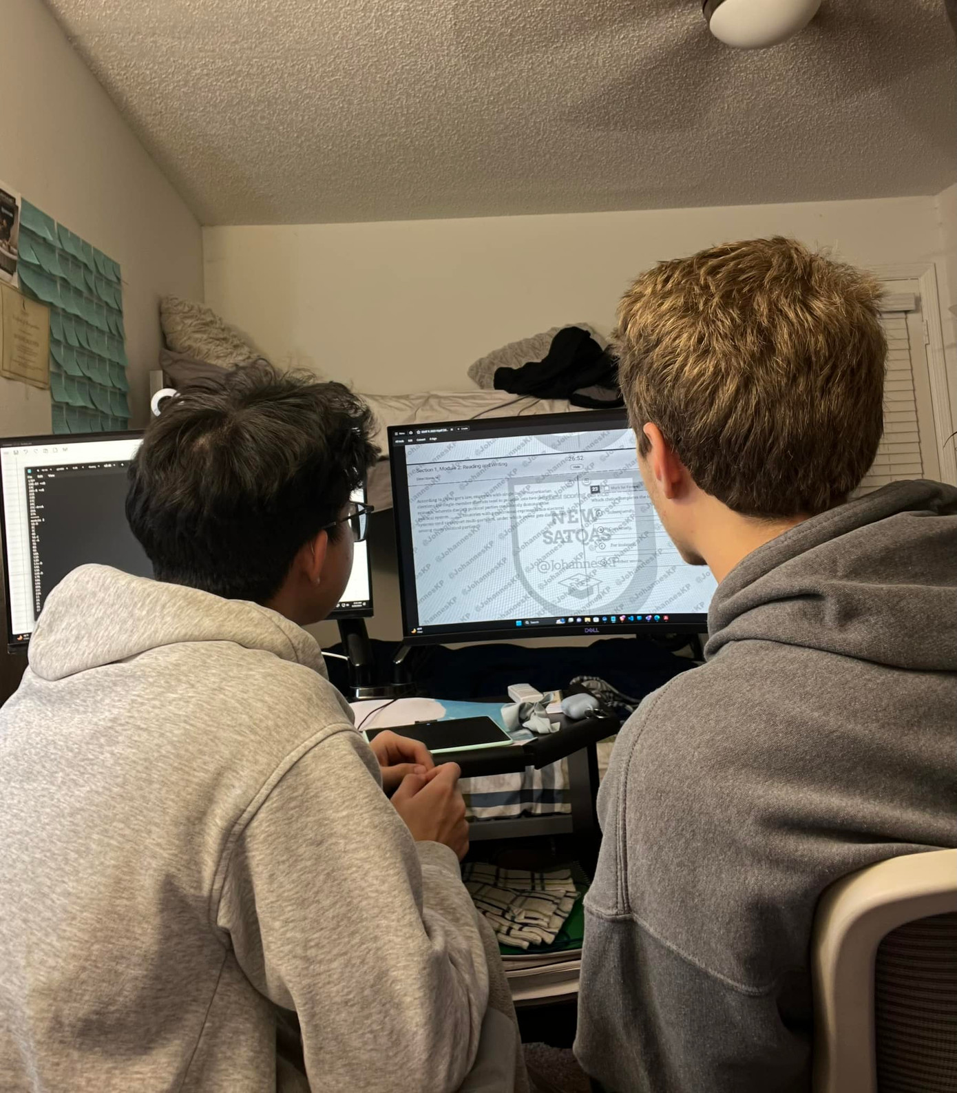 Quốc An giải đề mà học viên vừa thi xong lúc 3h sáng cùng người bạn Mỹ để cập nhật tài liệu cho học viên trong trung tâm.