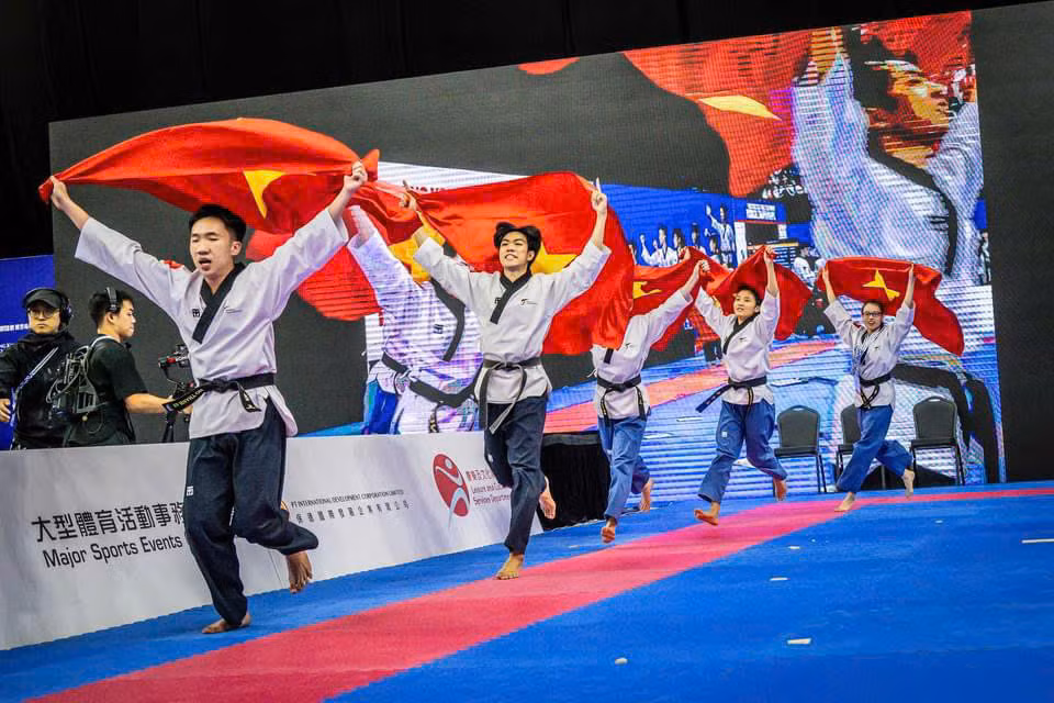 Phương Nhung cùng đồng đội ăn mừng chiến thắng khi giành được Huy chương vàng.