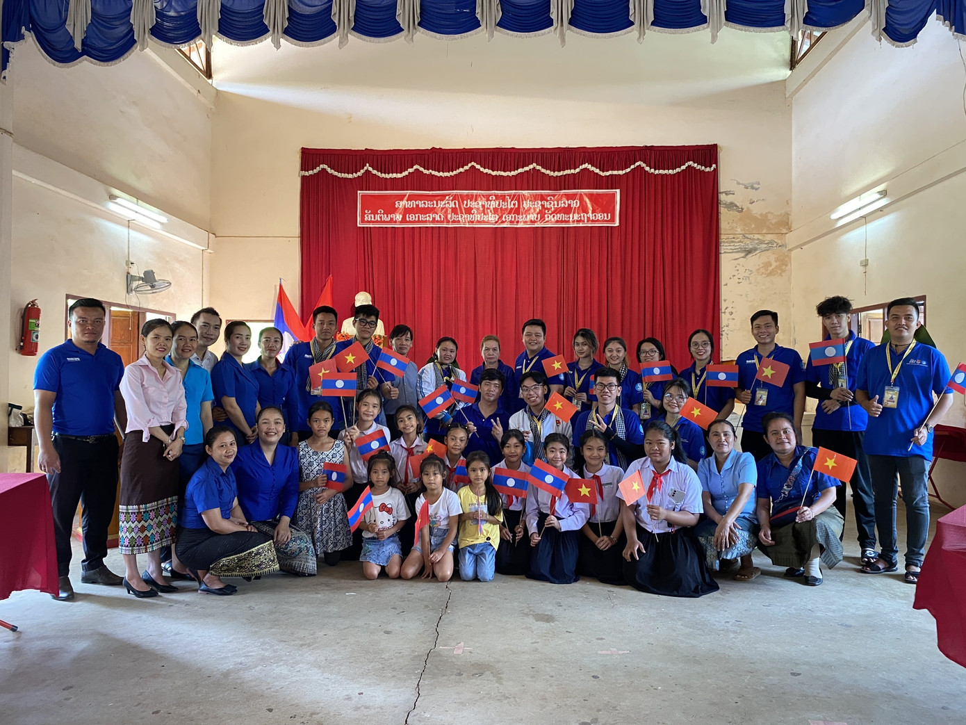 Nam Phương trong chuyến tình nguyện tại CHDCND Lào.