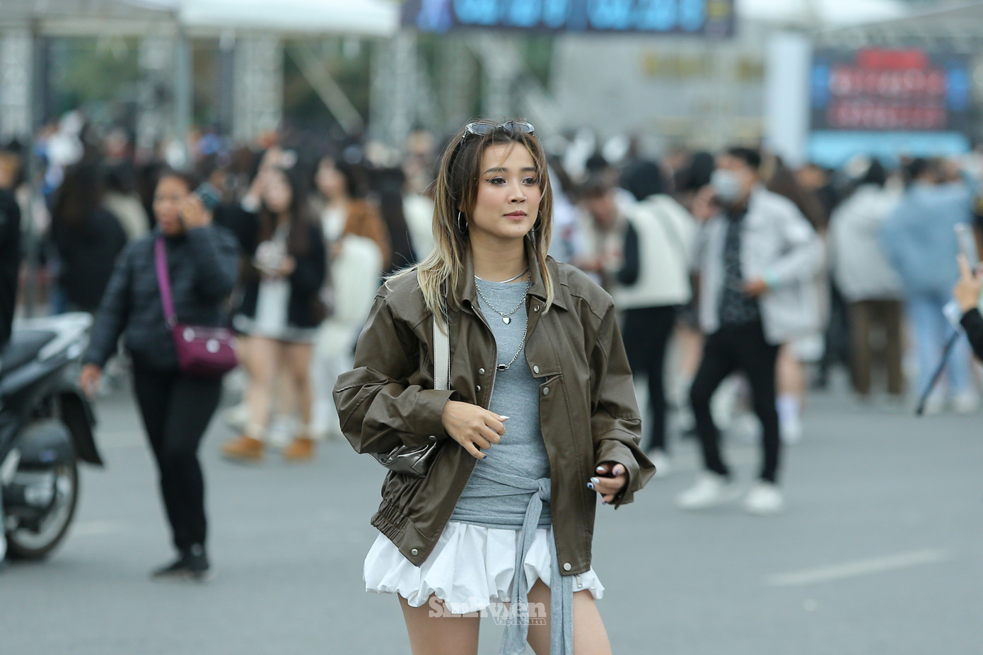 Các fan tranh thủ check-in trước giờ diễn.