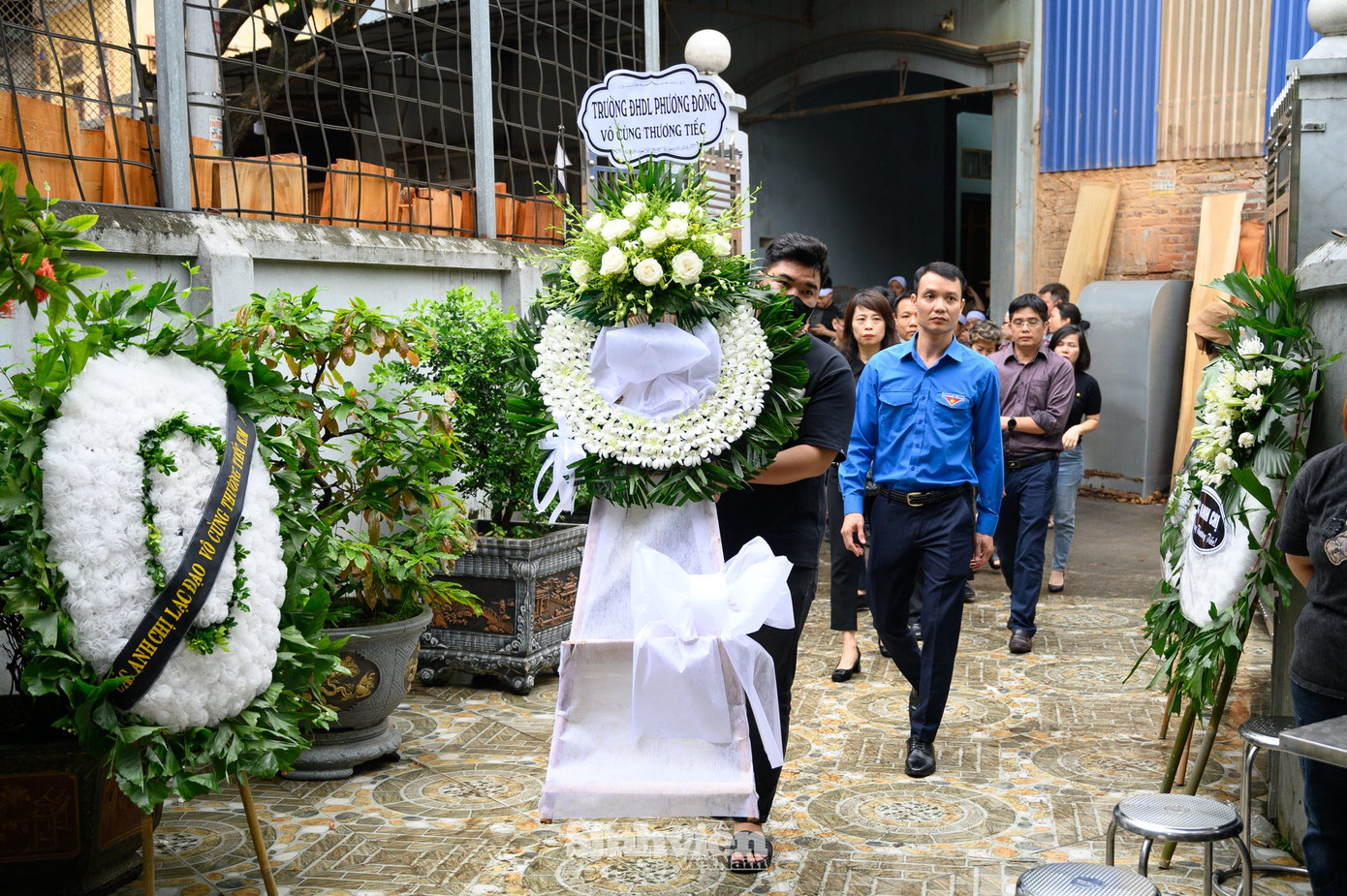 TS. Trần Quý Cao - Đảng uỷ viên, Bí thư đoàn Trường Đại học Phương Đông đại diện Đảng uỷ, Ban Giám hiệu, Đoàn thanh niên, Hội Sinh viên nhà trường cùng các giảng viên, tập thể lớp 520401B tới kính viếng và động viên gia đình sinh viên Nguyễn Xuân Khải.