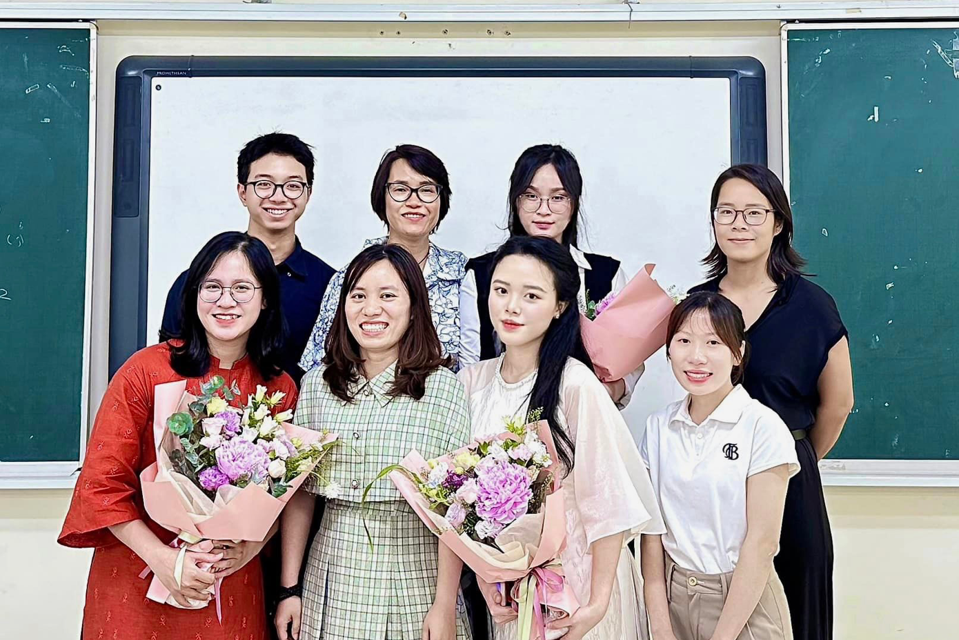 Lan (hàng dưới, thứ 2 từ phải vào) cùng các giảng viên, bạn học tại chuyên ban Châu Âu học trong ngày bảo vệ khóa luận tốt nghiệp, tháng 5/2024. Lan (hàng dưới, thứ 2 từ phải vào) cùng các giảng viên, bạn học tại chuyên ban Châu Âu học trong ngày bảo vệ khóa luận tốt nghiệp, tháng 5/2024.