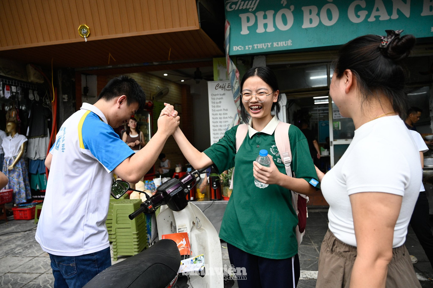Kết thúc bài thi môn Ngữ văn sáng nay, ghi nhận tại nhiều điểm thi, các thí sinh ra về với tâm trạng phấn khởi, nhiều em không giấu được niềm vui "trúng tủ".